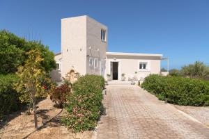 Casa blanca con entrada de ladrillo en Perivoli Cottage, a Rural Bliss of Nature, By ThinkVilla, en Agios Dimitrios