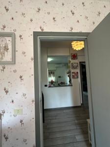 korytarz z różowymi gwiazdami na ścianie w obiekcie Casa di Sibilla w mieście Bracciano