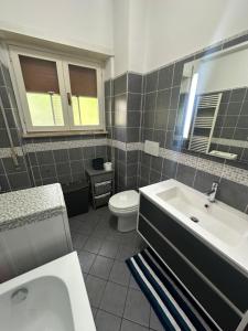 łazienka z białą umywalką i toaletą w obiekcie Casa di Sibilla w mieście Bracciano