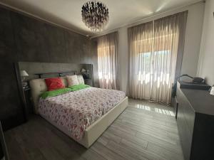 sypialnia z łóżkiem z zielonymi i czerwonymi poduszkami w obiekcie Casa di Sibilla w mieście Bracciano