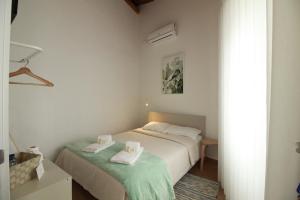 une chambre avec un lit avec deux serviettes dessus dans l'établissement Casa Sebastião, à Faro