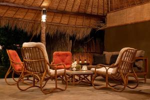 un grupo de sillas y una mesa en una habitación en Club Mango Resort en Kalpitiya