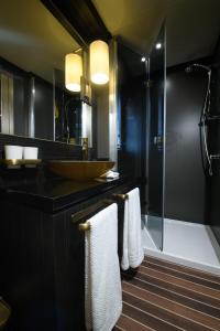 y baño con lavabo y ducha con toallas. en House of Hütter- Floating Home Goldfinger, en Ibiza