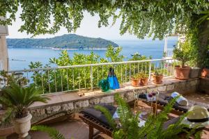 einen Balkon mit Stühlen und Meerblick in der Unterkunft Love Affair Apartment in Dubrovnik