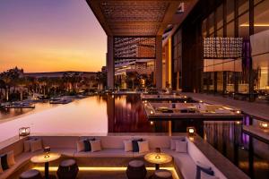 een hotel met een zwembad met tafels en een gebouw bij Atlantis The Royal in Dubai