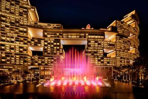 un gran edificio con una fuente frente a él en Atlantis The Royal, en Dubái
