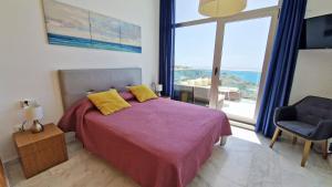 ein Schlafzimmer mit einem Bett und einem großen Fenster in der Unterkunft 42nd floor - Penthouse VIP with private terrace and sea views in Benidorm