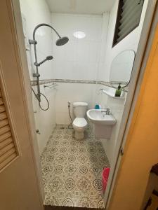 曼谷的住宿－拉羅坎達酒店，一间带卫生间和水槽的浴室