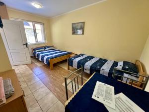 Divčibarski raj客房内的一张或多张床位