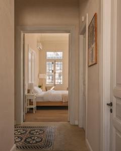 Casa Tao في أثينا: غرفة نوم بسرير ونافذة