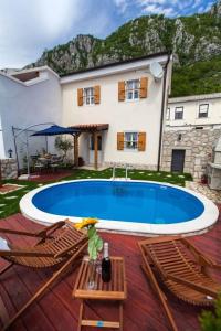 A piscina localizada em charmantes Ferienhaus mit Pool, Klimaanlage und Wifi für 5 Personen ou nos arredores