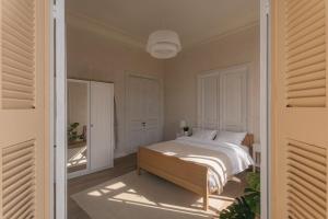 Casa Tao في أثينا: غرفة نوم فيها سرير وخزانة