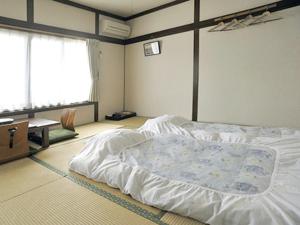 1 dormitorio con 1 cama grande y escritorio en Ryokan Seifuso - Vacation STAY 85475v, en Matsumoto