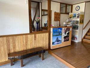uma sala de espera com um banco e um frigorífico em Ryokan Seifuso - Vacation STAY 85475v em Matsumoto