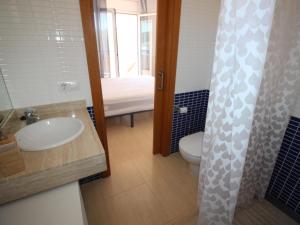 ein Badezimmer mit Waschbecken, Toilette und Dusche in der Unterkunft TRAMUNTANA - Casa amplia, moderna y muy bien equipada, situada en la zona de Grifeu - ES-228-144 in Llança + 28 Fotos