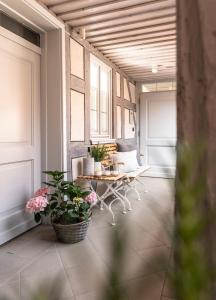 索梅拉的住宿－chez Douverne Hotel mit Hästens Betten，配有桌椅和一些植物的房间