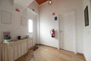 een woonkamer met een brandblusser aan de muur bij Casa Sebastião in Faro