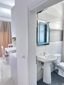 Koupelna v ubytování Philip Sea View Apartments + 97 fotografií