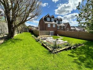 einen Hof mit einem Haus und einem Zaun in der Unterkunft Pass the Keys Bright Modern - Lovely Garden in Chesham