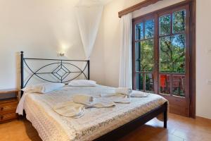 a bedroom with a bed with towels on it at Castellos Bellos Studio 1 in Marathias