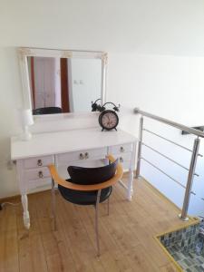 een bureau met een spiegel en een stoel bij Sarajevo Holiday Apartment in Sarajevo