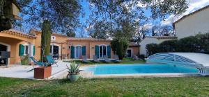 una casa con piscina en el patio en La Villa du Golf, en Montboucher-sur-Jabron