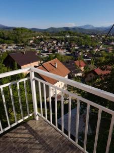 een uitzicht vanaf het balkon van een huis bij Sarajevo Holiday Apartment in Sarajevo