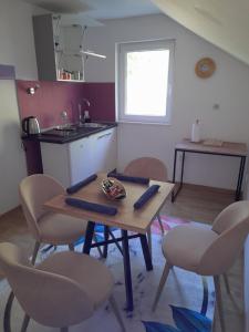een keuken met een tafel en stoelen en een wastafel bij Sarajevo Holiday Apartment in Sarajevo
