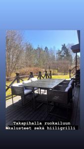 a patio with a table and chairs on a deck at Omakotitalo rauhallisella sijainnilla lähellä keskustaa Maksuton pysäköinti ja puusauna in Hämeenlinna