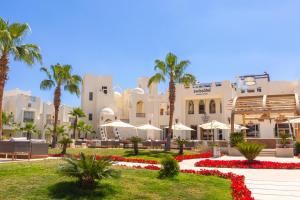 - une vue sur un complexe avec des palmiers et des fleurs dans l'établissement Swissôtel Sharm El Sheikh All Inclusive Collection, à Charm el-Cheikh