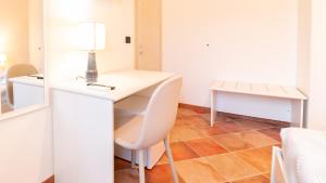una scrivania bianca con sedia in una stanza di Welcomely - Domo Mea a Càbras