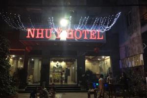 un hotel muppet con un'insegna al neon di notte di Như Ý Hotel Lào Cai - by Bay Luxury a Pho Mới