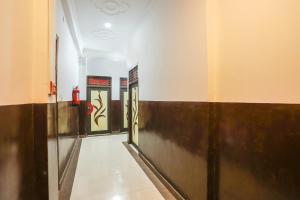 pusty korytarz z drzwiami w budynku w obiekcie FabHotel Pranjul Inn w mieście Allahabad