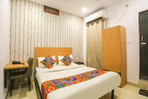 Una cama o camas en una habitación de FabHotel Pranjul Inn 28 fotos más