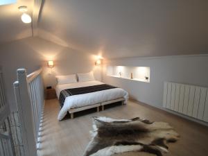 Кровать или кровати в номере Apparts Watteau