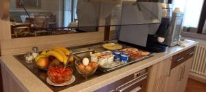 een aanrecht met een dienblad met fruit en groenten bij Agritur Arcosole B&B Camping in Arco