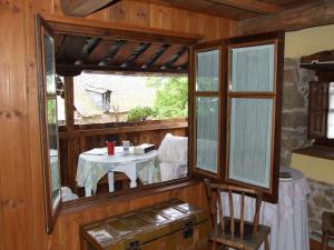 um quarto com uma mesa e uma janela com uma mesa e cadeiras em Casa Aurora em San Esteban del Toral