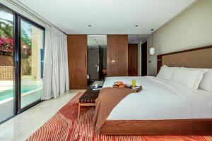 una camera con un grande letto e una piscina di Meliá Desert Palm Member of Meliá Collection a Dubai