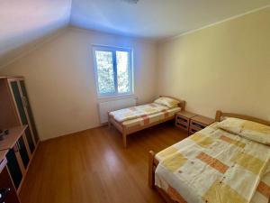 Divčibarski raj客房内的一张或多张床位