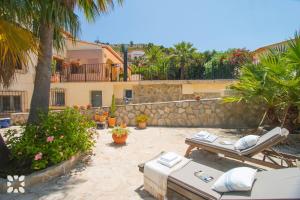 Κήπος έξω από το Villa Ariane by Abahana Villas