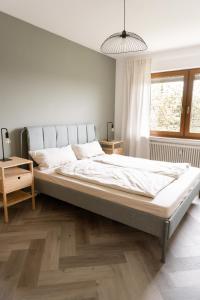 sypialnia z dużym łóżkiem w pokoju w obiekcie TRIMOSA Apartments - cozy, modern und citynah w mieście Trierweiler