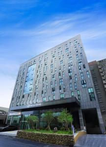 a large office building with at Hotel The One in Jeju