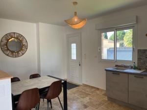 メーズにあるPetite maison individuelle proche plageのキッチン(テーブル、椅子、鏡付) +34枚の写真