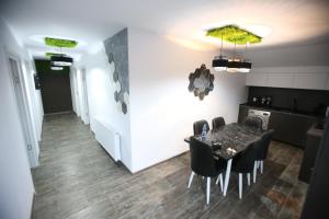 a kitchen and dining room with a table and chairs at Casa Kevin in Năvodari