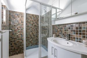 ein Badezimmer mit Dusche und Waschbecken in der Unterkunft Maison Philippe in Koksijde + 13 Fotos