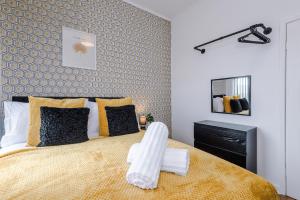 Posteľ alebo postele v izbe v ubytovaní Beautiful 2 Bedroom House in Manchester Sleeps 7 with Wi-Fi