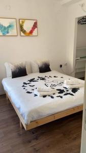 1 dormitorio con 1 cama con sábanas blancas y negras en דירת מדהימה נווה צדק 2, en Tel Aviv
