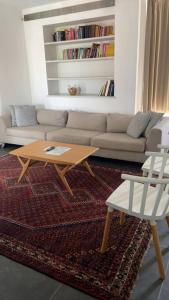 sala de estar con sofá y mesa de centro en דירת מדהימה נווה צדק 2, en Tel Aviv