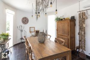 Villa Atmosfera by Abahana Villas في Fanadix: غرفة طعام مع طاولة وكراسي خشبية +18 صورة