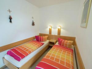 2 Betten in einem Zimmer mit Kreuzen an der Wand in der Unterkunft Charming holiday residence in the Harz with wonderful excursion opportunities in Bad Grund